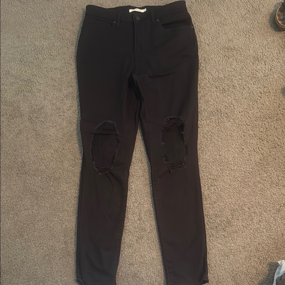 Black Levi’s 721 High Rise Distressed Skinny Jeans